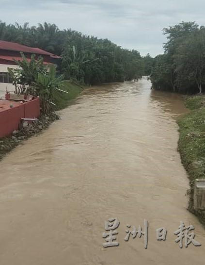 豪雨导致新村附近的河流水位上涨，造成闪电水灾。

