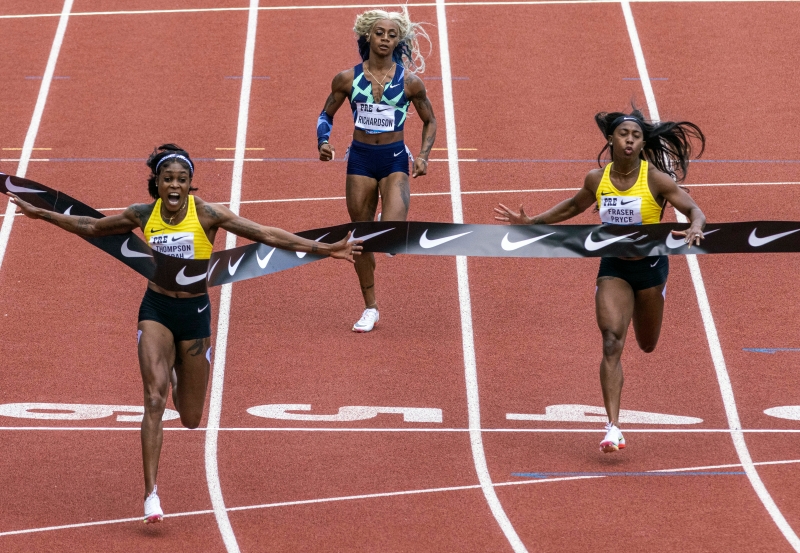 汤普森（左）在钻石联赛尤金站以10.54秒称霸女子100公尺，且距离世界纪录仅差0.05秒。图为汤普森冲线瞬间。（美联社照片）