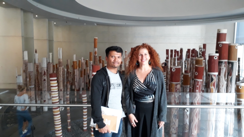 沙果耀在实行默迪卡奖实习计划期间参观澳洲国立美术馆，与当地策展人（右）合影。（图受访者提供）