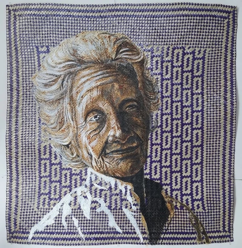 于8月9日的国际土著人日， 沙果耀在露兜叶编织品上用山竹果皮和亚克力颜料，画了祖母(gendui)的肖像画。（取自受访者脸书）