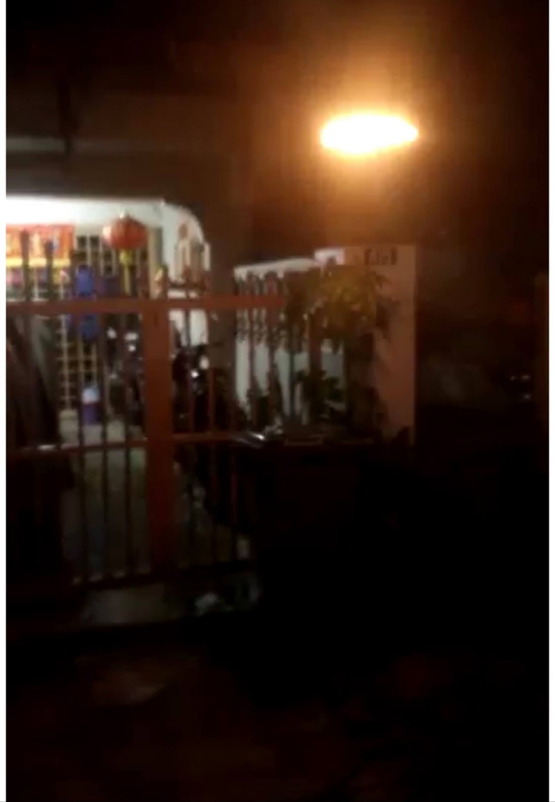 从视频截图可见，纵火者往住家丢掷汽油弹。
