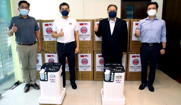 Wei Tsao Tseng (L2) receives 26 units of oxygenators from supplier Pro Health Medics Sdn. Bhd.