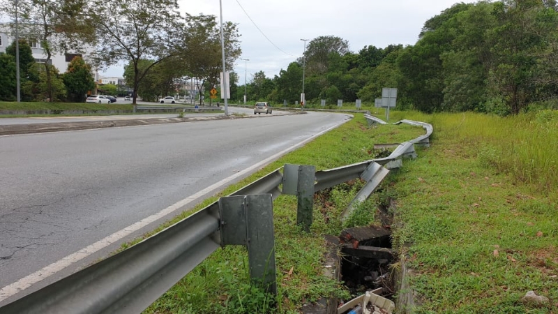 振林山路段至少有4处是车祸频发地点，可见道路护栏被撞的痕迹。