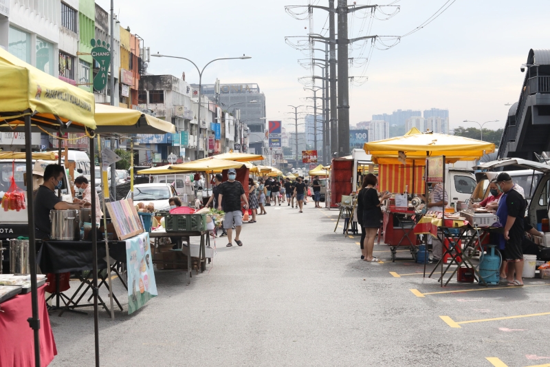 康乐花园夜市营业的档口多数为熟食档口，当中也包括水果、蔬菜、饼干等的小贩。
