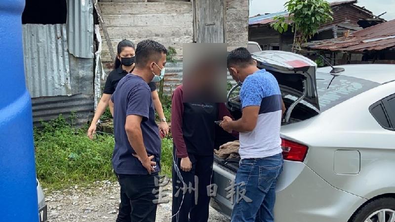 祖法卡警长（右一）和查案官美德琳曹长（左一）盘问女婴的母亲（右二）。