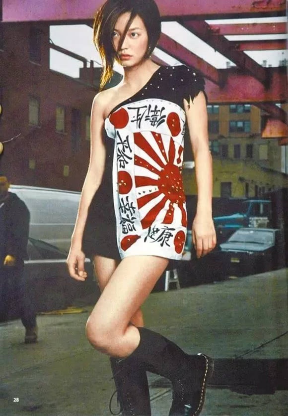 赵薇20年前穿“日本军旗服装”在纽约拍摄的时装照，再次被网民讨伐。