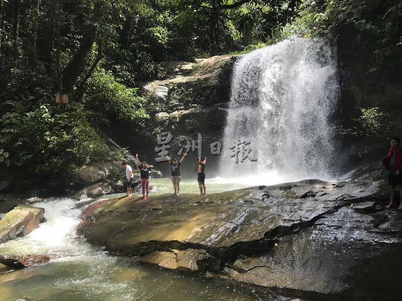 游客只需徒步1小时即可抵达乐卡斯瀑布（Lekasi Waterfall）。