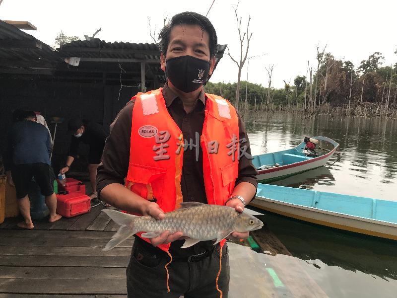 砂旅游局主席兼德朗乌山区州议员丹尼斯奥震撼于姆伦水坝的景色，有关地点以盛产瑟马鱼闻名。