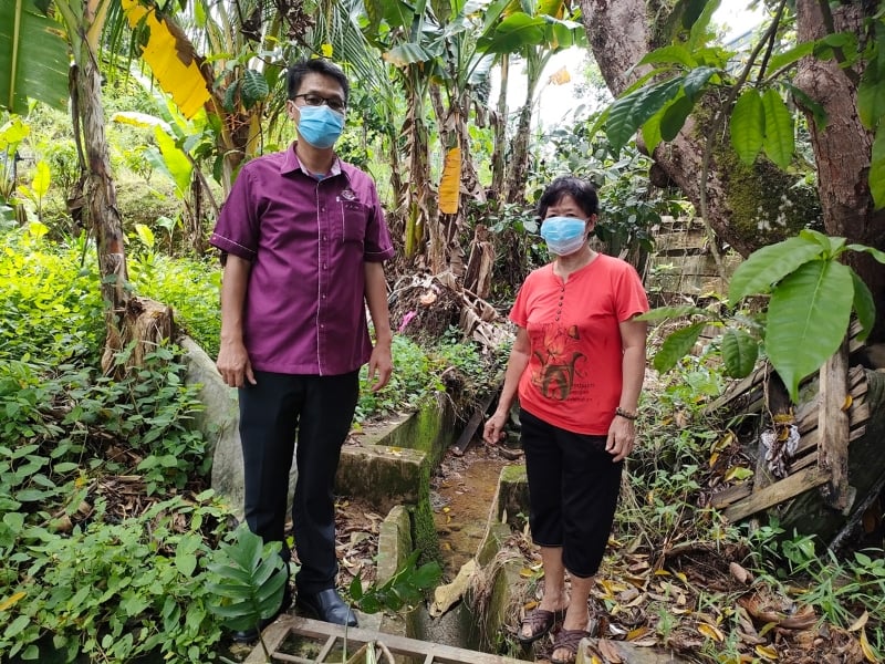陈庆楻(左)视察排水沟的情况。右为张妙兰。 陈庆楻(左)视察排水沟的情况。右为张妙兰。