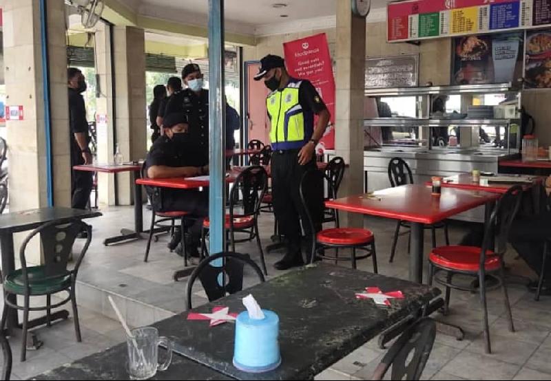 沙白安南县议会与沙白安南警方联手展开突击行动，检查大港区内食肆是否有遵守防疫SOP。