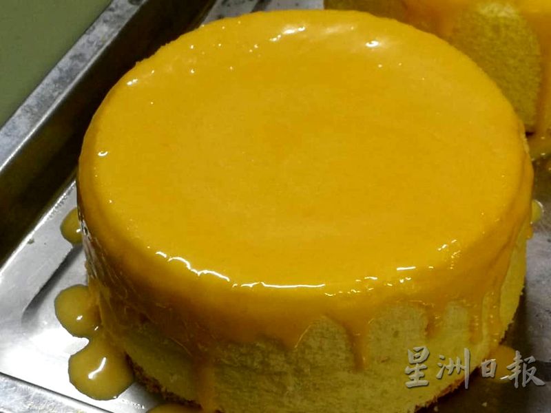 将芝士片、鲜奶油、蜂蜜及奶油溶解均匀后淋在冰冻一夜的蛋糕体上，再送入烤箱烘烤至淋酱上色。