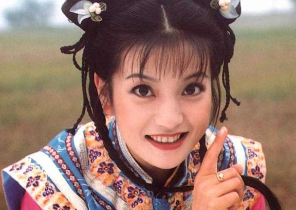 赵薇在《还珠格格》饰演小燕子爆红。