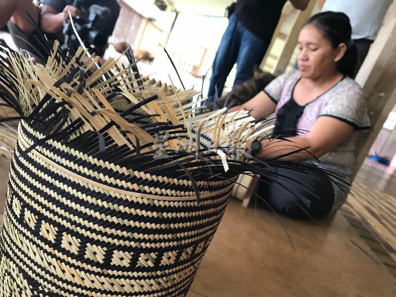 本南族女性擅长编织手工艺品。