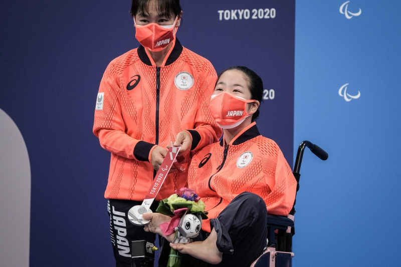 14岁的山田美幸（右）勇夺东京残奥会女子100米背泳（运动功能障碍S2级别）银牌，成为日本队史上最年轻的奖牌得主。（图:法新社）