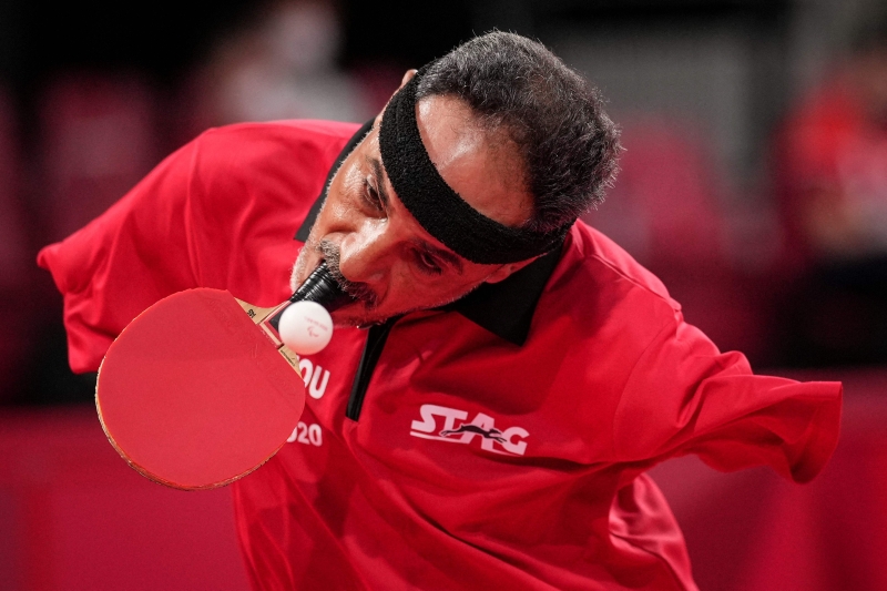 48岁的无臂运动员哈马托是东京残奥会上唯一用嘴打乒乓球的运动员。（图:法新社）