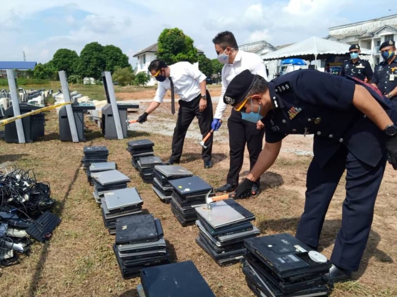 警方销毁被充公的电脑及相关物品。