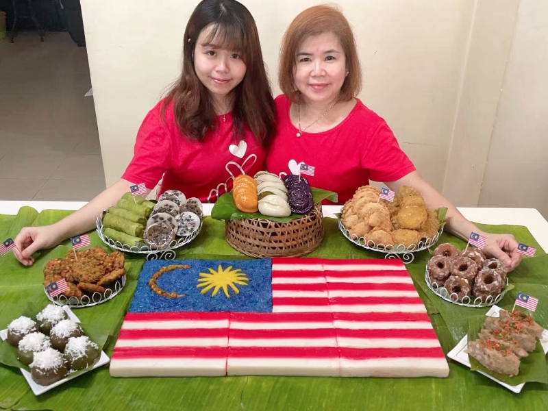 严宝凤与女儿特别花心思，用各族糕点拼成“国旗蛋糕”为马来西亚送上最真挚的祝福。