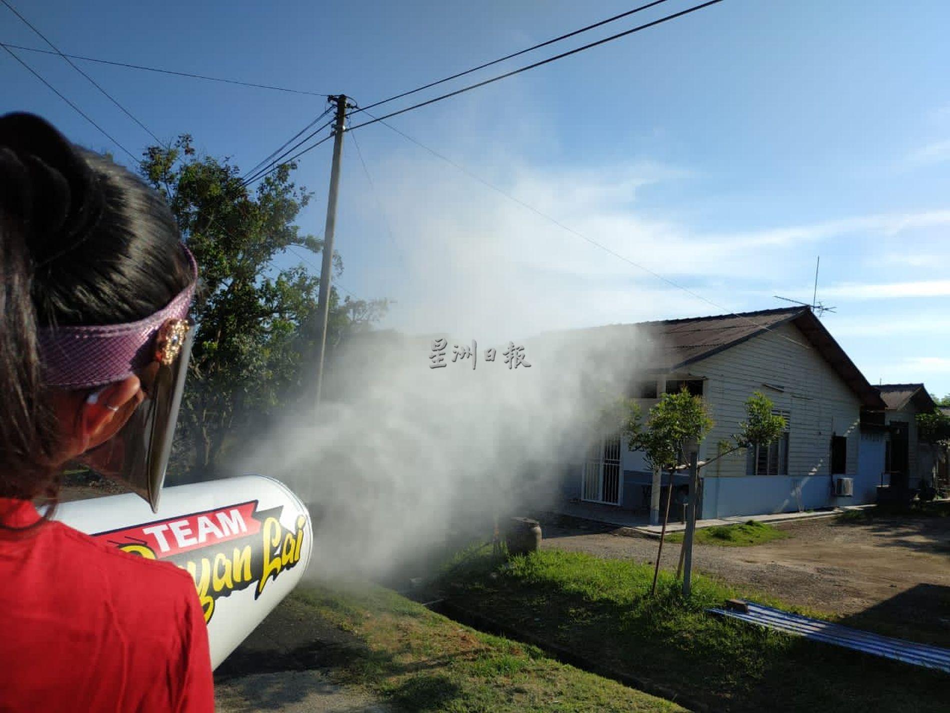 水炮车为住家院子喷射消毒药水，为居民经常往来的公共场地消毒。