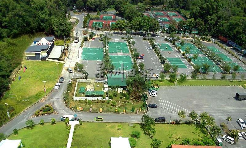 
位于古晋民事中心后方的网球场，是举办国际网球赛的重要场地，而网球场旁边的各项运动设施，也下砂网球协会主席刘清永参与规划及建设，打造成为综合运动中心。