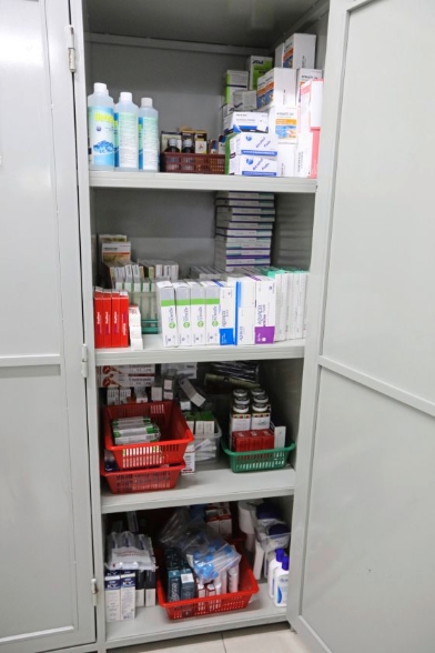 这个铁柜贮藏了每天必用的药物和医疗用品。