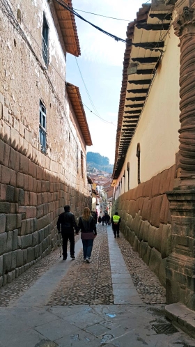 库斯科古老街区的石砌陡坡道，两旁的民房就建在古印加遗址上。

