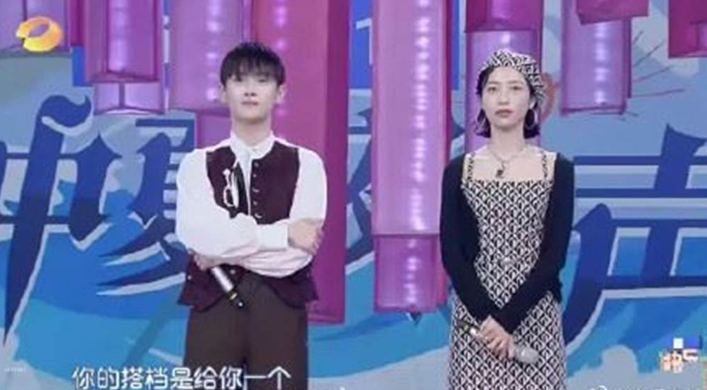 此前《快乐大本营》发布预告片,其中有周震南和周雨彤对唱的环节,但如今镜头全遭剪掉。 此前《快乐大本营》发布预告片,其中有周震南和周雨彤对唱的环节,但如今镜头全遭剪掉。