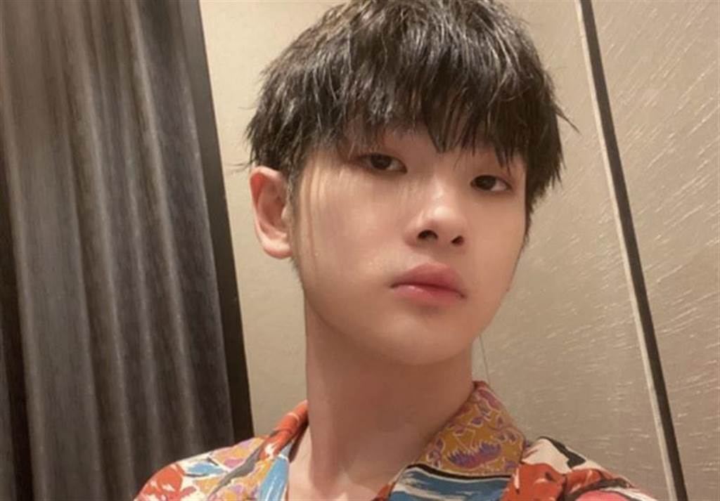 周震南的父母欠债上亿,在2016年就上了失信人名单,疑似被官方盯上。 周震南的父母欠债上亿,在2016年就上了失信人名单,疑似被官方盯上。