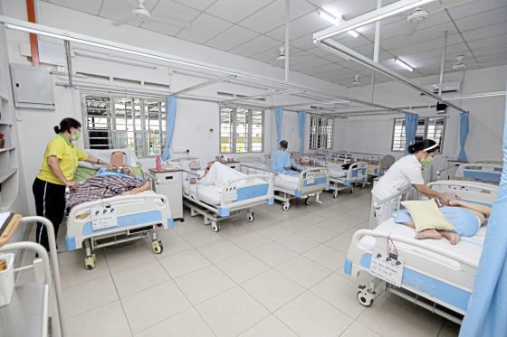 净愿慈怀之家的病房宽敞明亮，员工和护士时不时会慰问病患状况。